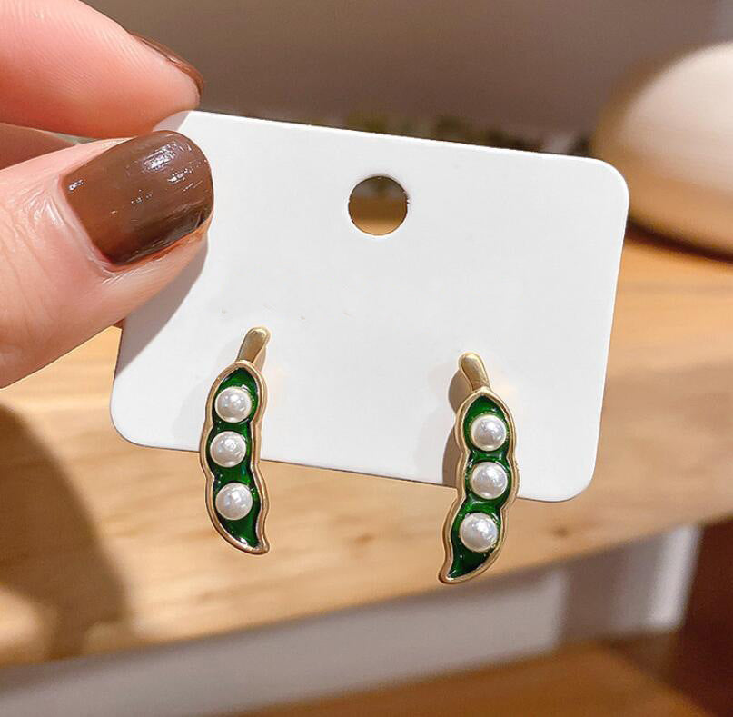 Pearl pea clip stud earrings