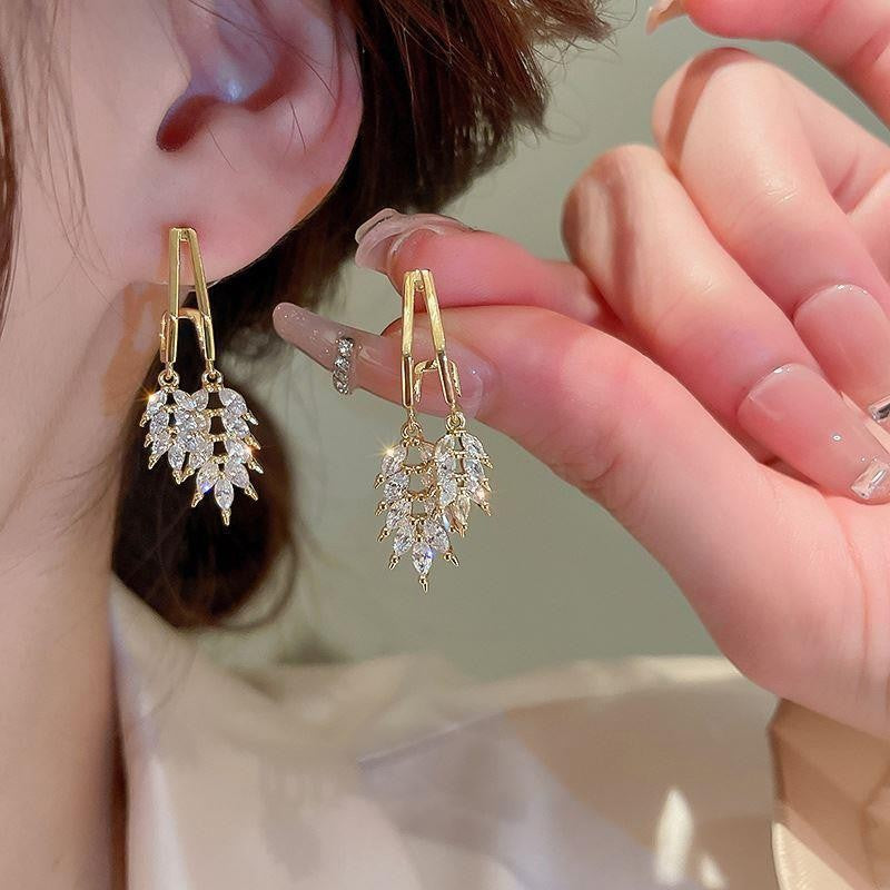 Pendientes de mujer con espigas de trigo llenas de diamantes