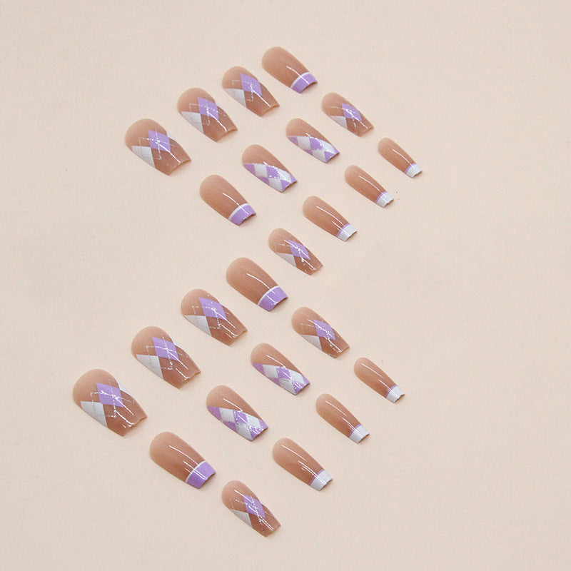 Uñas cortas de ballet color lila con forma de diamante