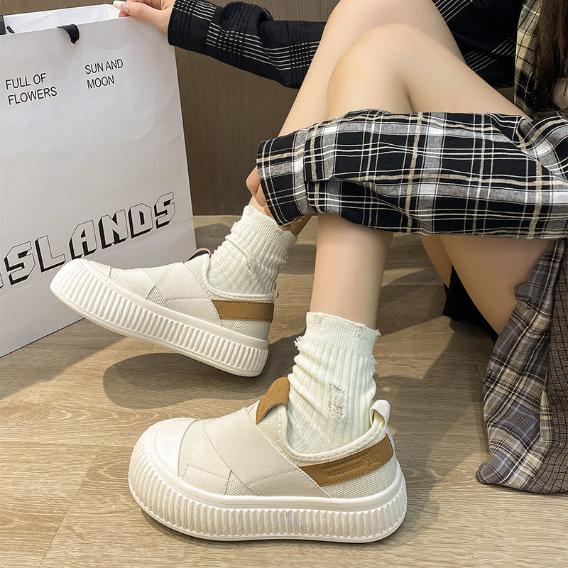 Zapatos casuales transpirables de malla con suela de plataforma.