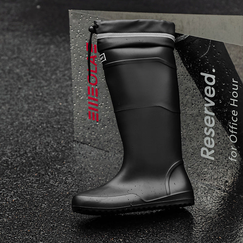 Wearing versatile non-slip rain boots