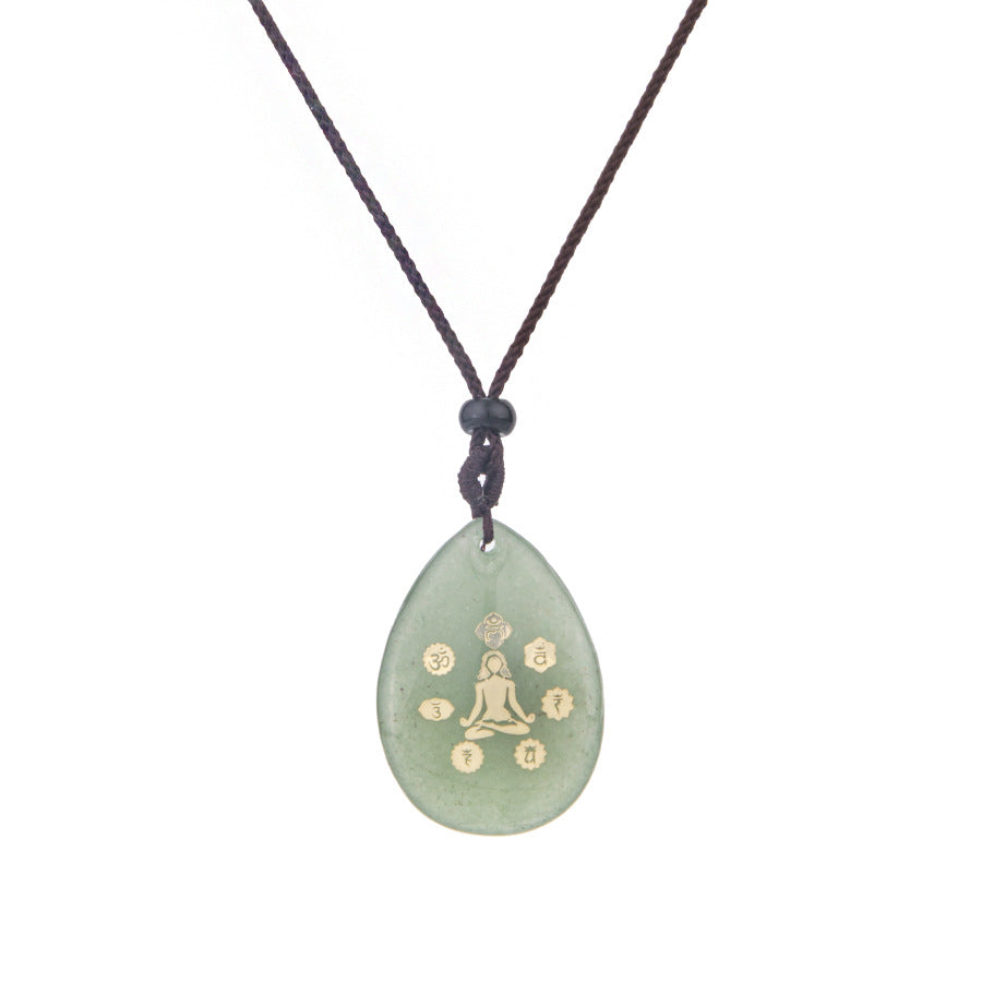 Colar com pingente de ioga gravado em cristal