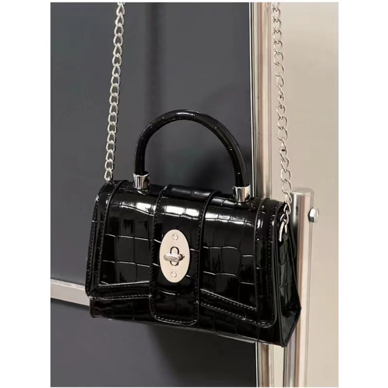 Bolso de moto de charol con cadena texturizada premium