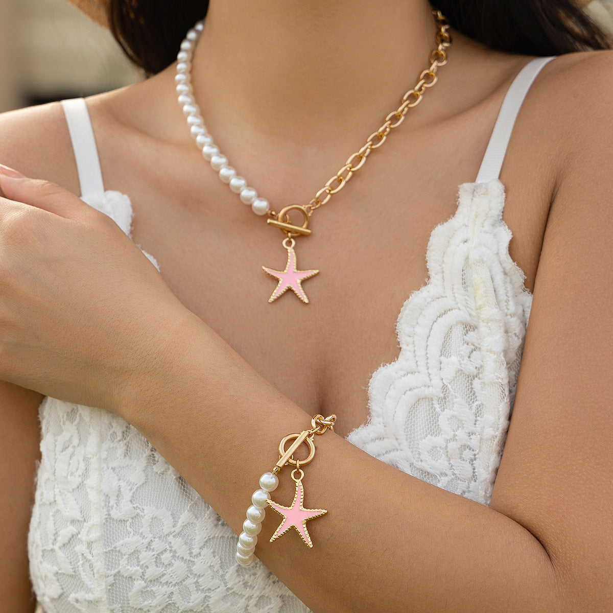 Collar de cadena con cruz de pentagrama