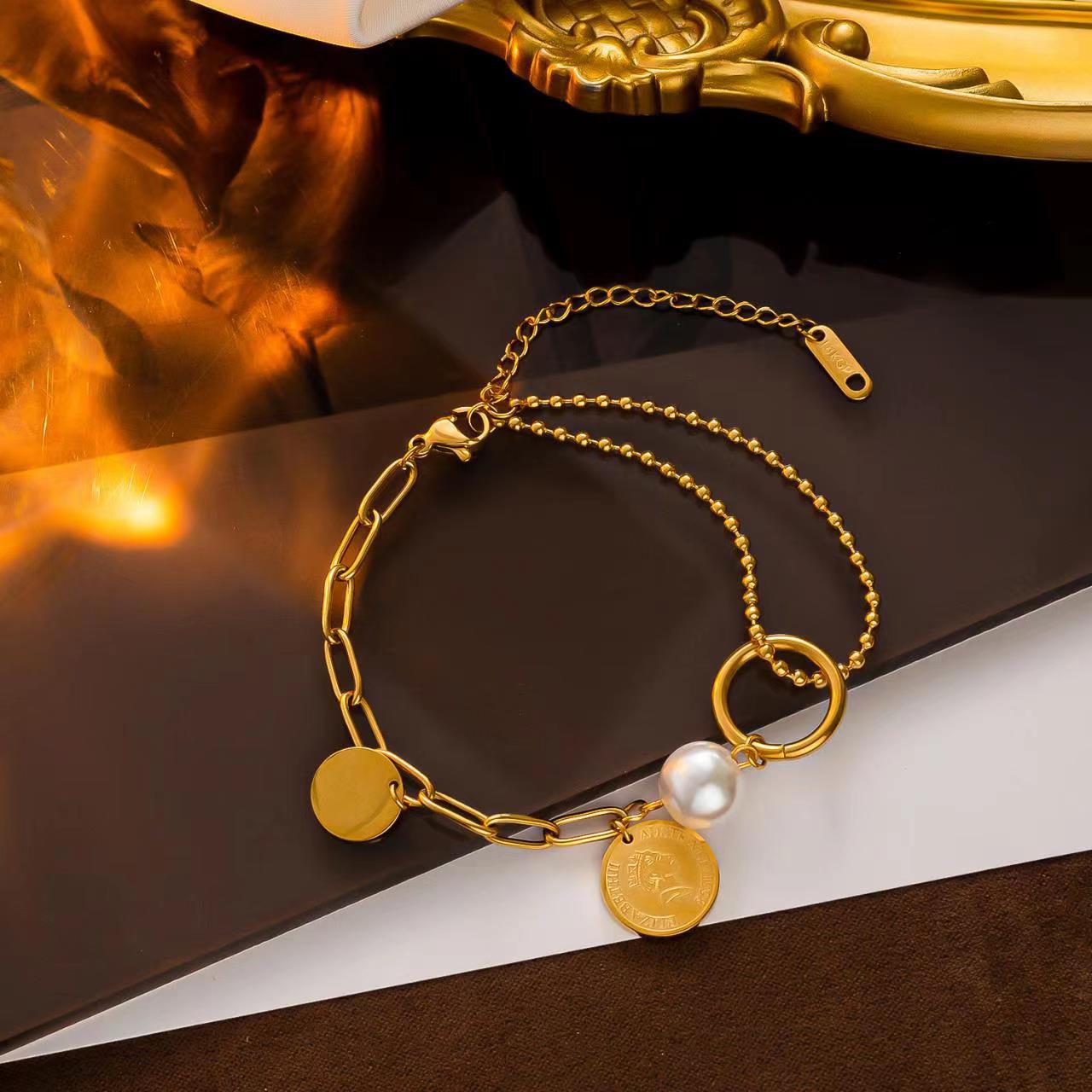 Pulseira vintage de aço titânio com pingente de moeda Queen Elizabeth em ouro 18K e corrente de contas de pérola