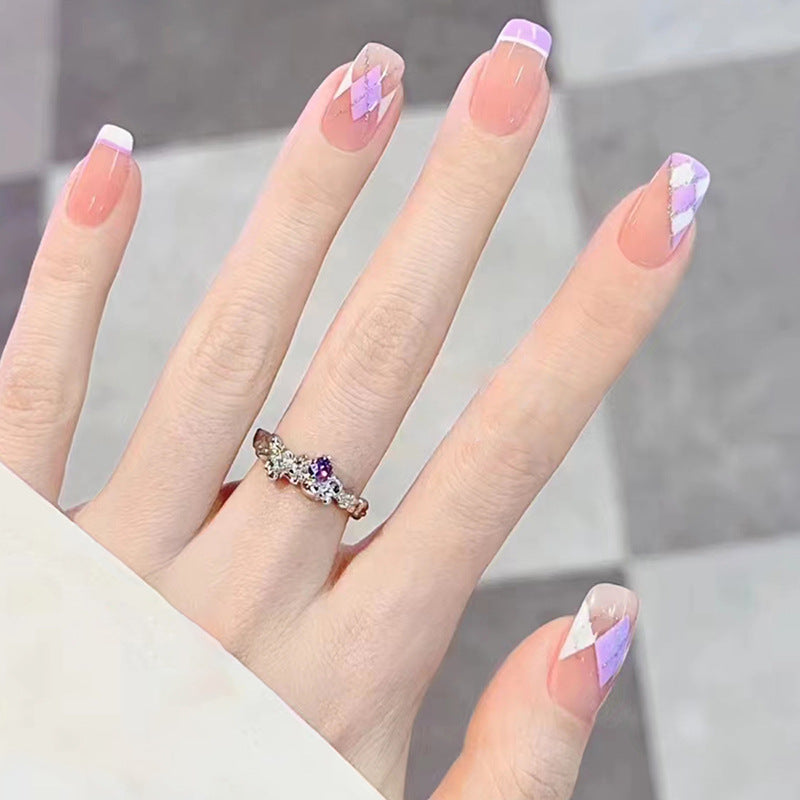 Uñas cortas de ballet color lila con forma de diamante