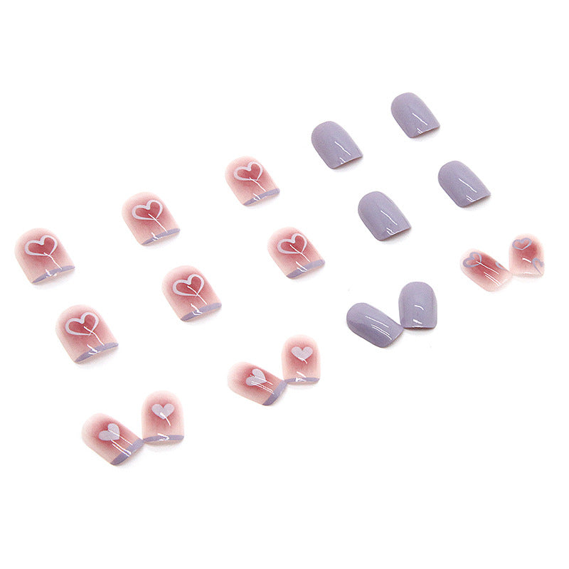 Uñas cortas para llevar con diseño de corazón morado de Taro