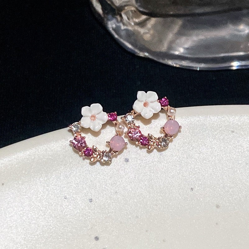 Pendientes de perlas y flores con diamantes huecos