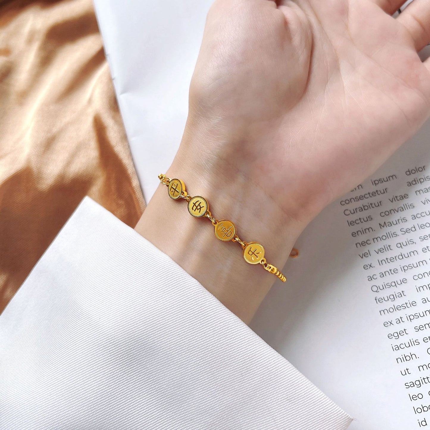 Pulseira feminina de aço titânio, sem desbotamento, paz e alegria, design pequeno e luxuoso, elegante e simples.