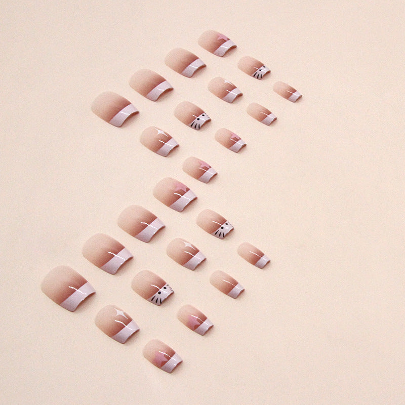 Uñas cortas de bailarina con diseño de gato francés en degradado rosa