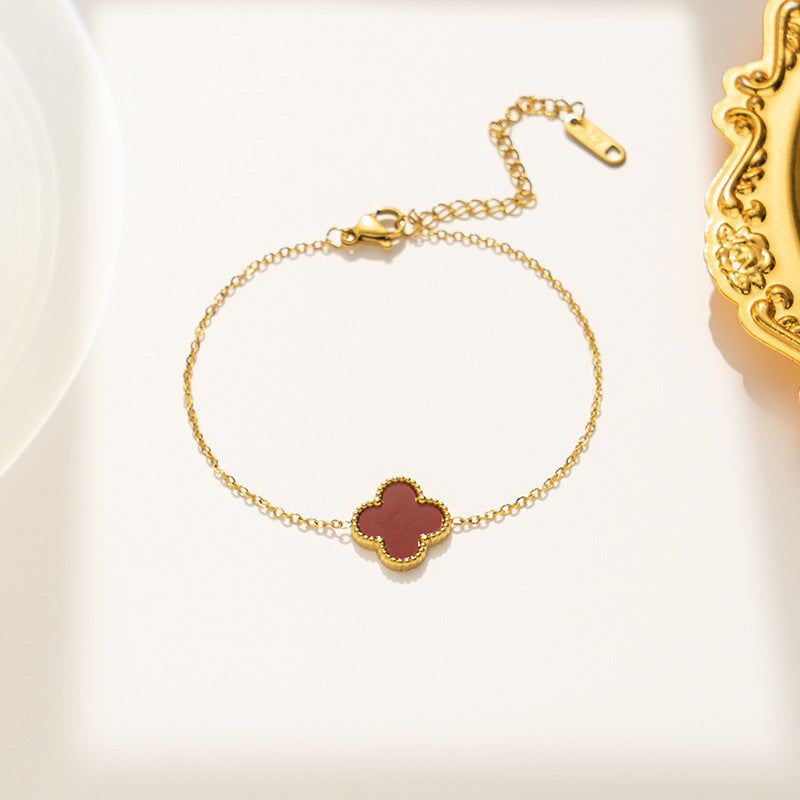 Pulseira feminina em aço titânio - trevo preto e branco, corrente em ouro rosa