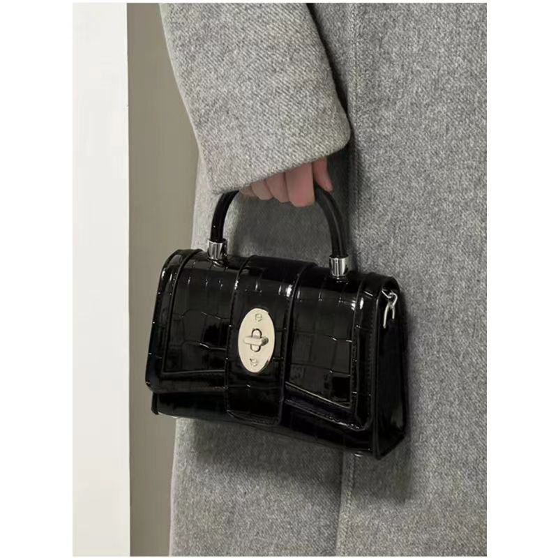 Bolso de moto de charol con cadena texturizada premium