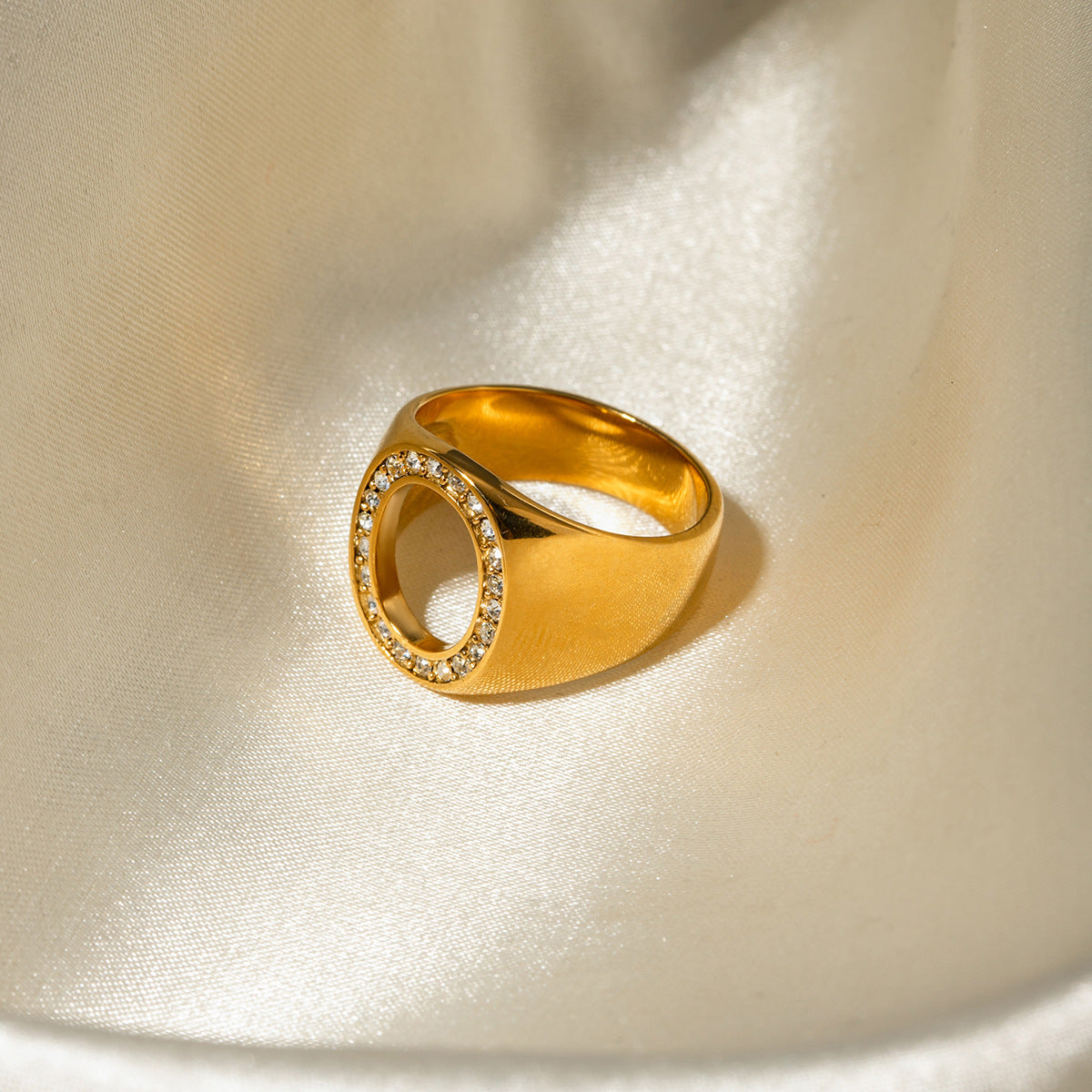 Anillo hueco ovalado de strass