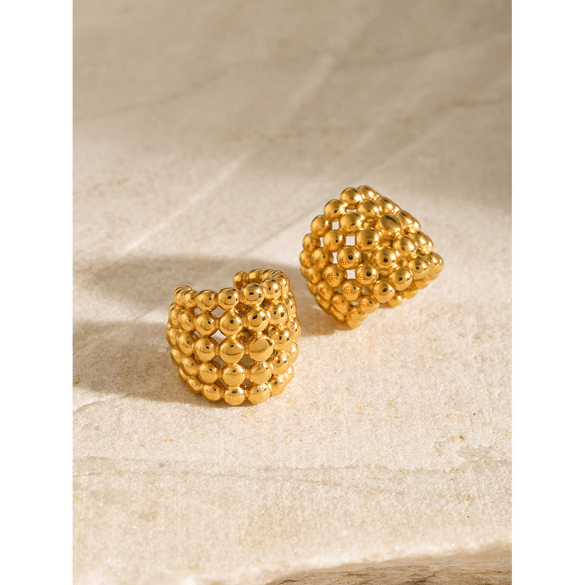 Smooth steel bead honeycomb ear clip
