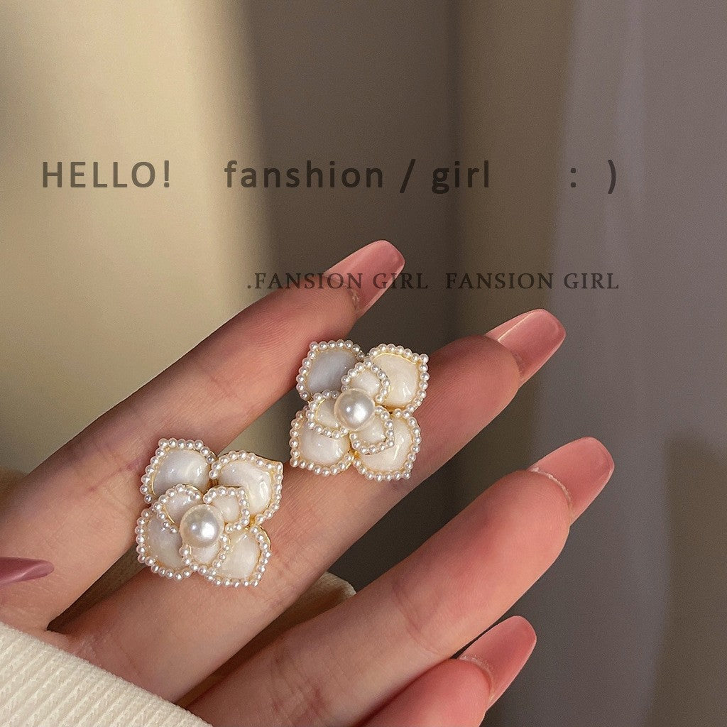 Pendientes de camelia con perlas de moda