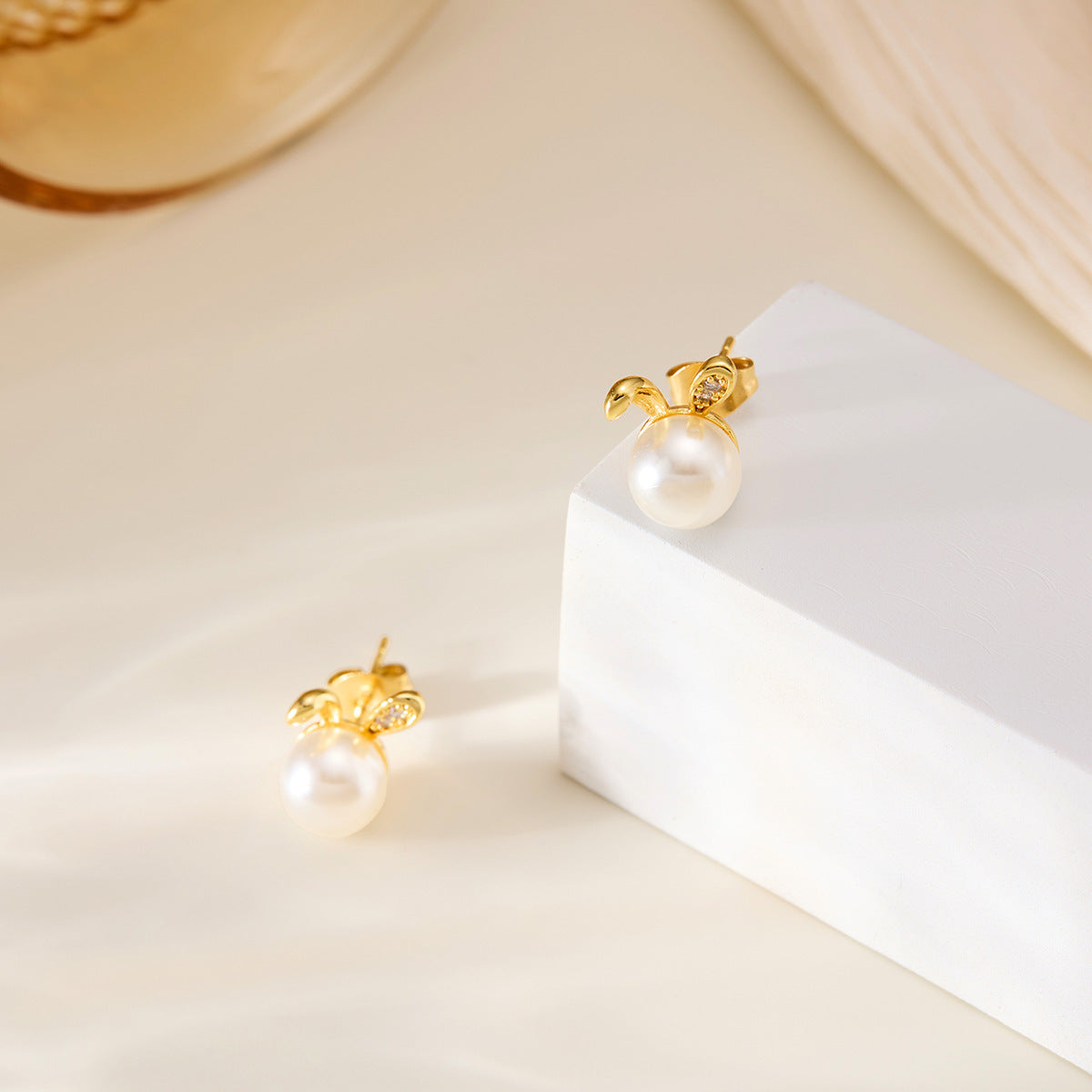 Silver needle rabbit pearl stud earrings