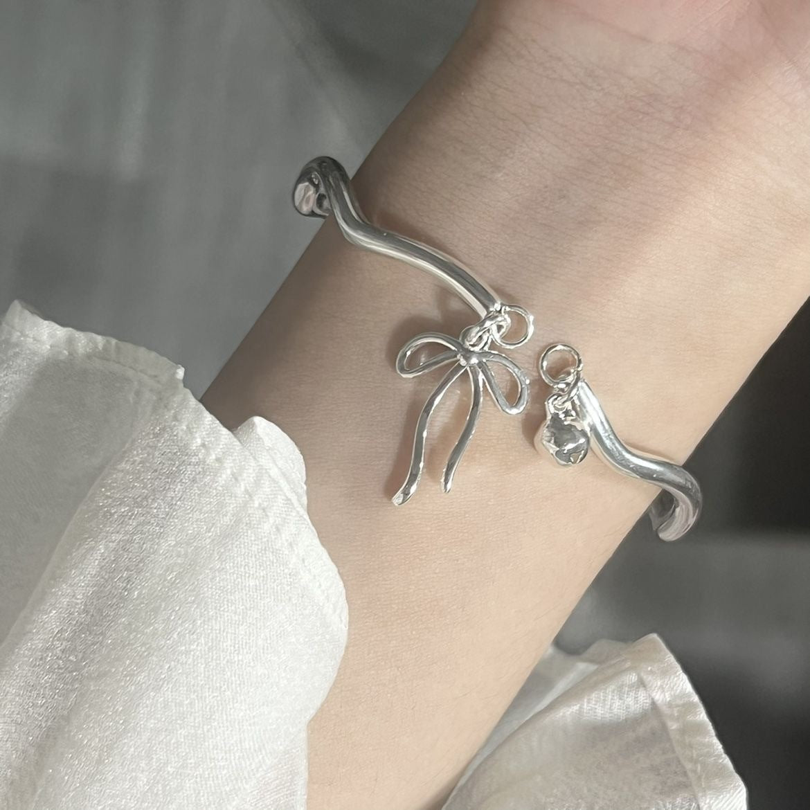 Pulsera de campana con lazo de plata