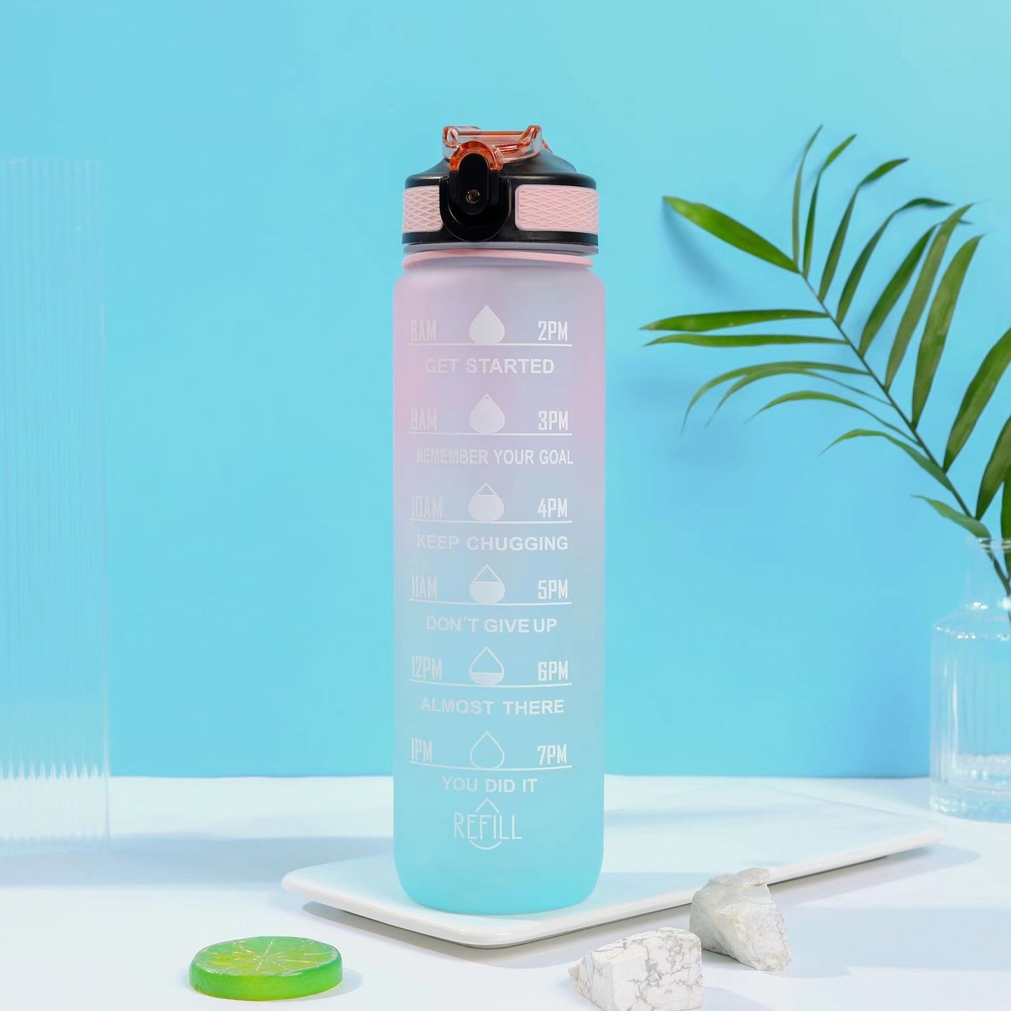 Botella de agua de plástico esmerilado con mango portátil