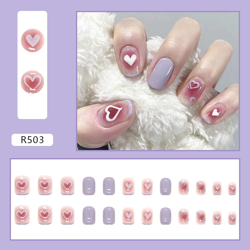 Uñas cortas para llevar con diseño de corazón morado de Taro