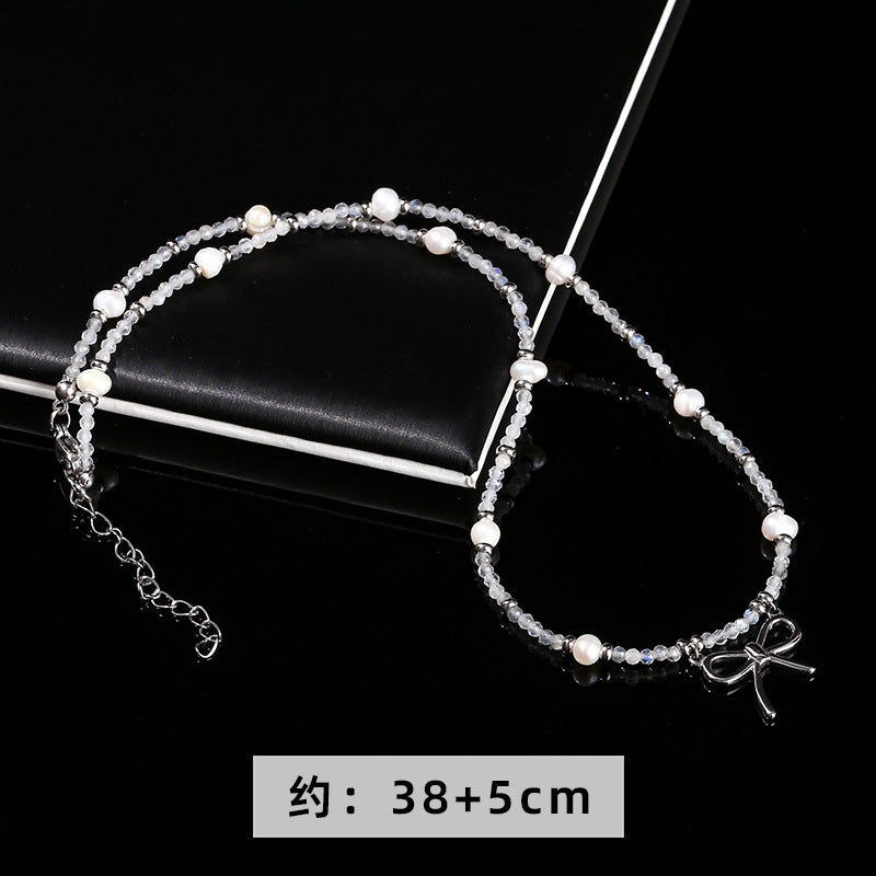 Collar de perlas barrocas de color gris natural con forma de luna