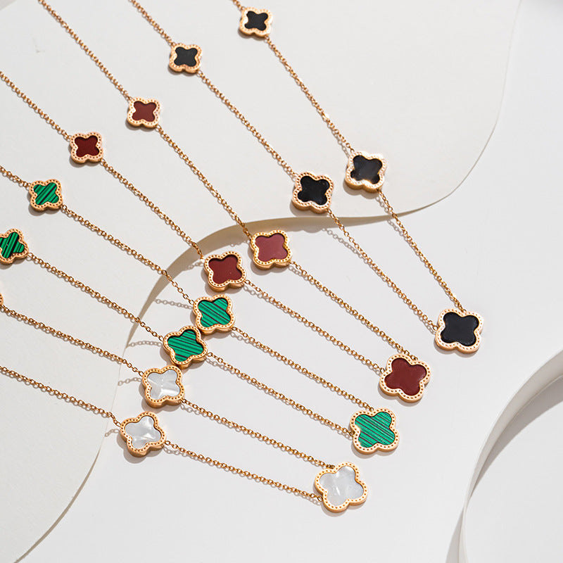 Colar de trevo de quatro folhas em aço titânio banhado a ouro 18K