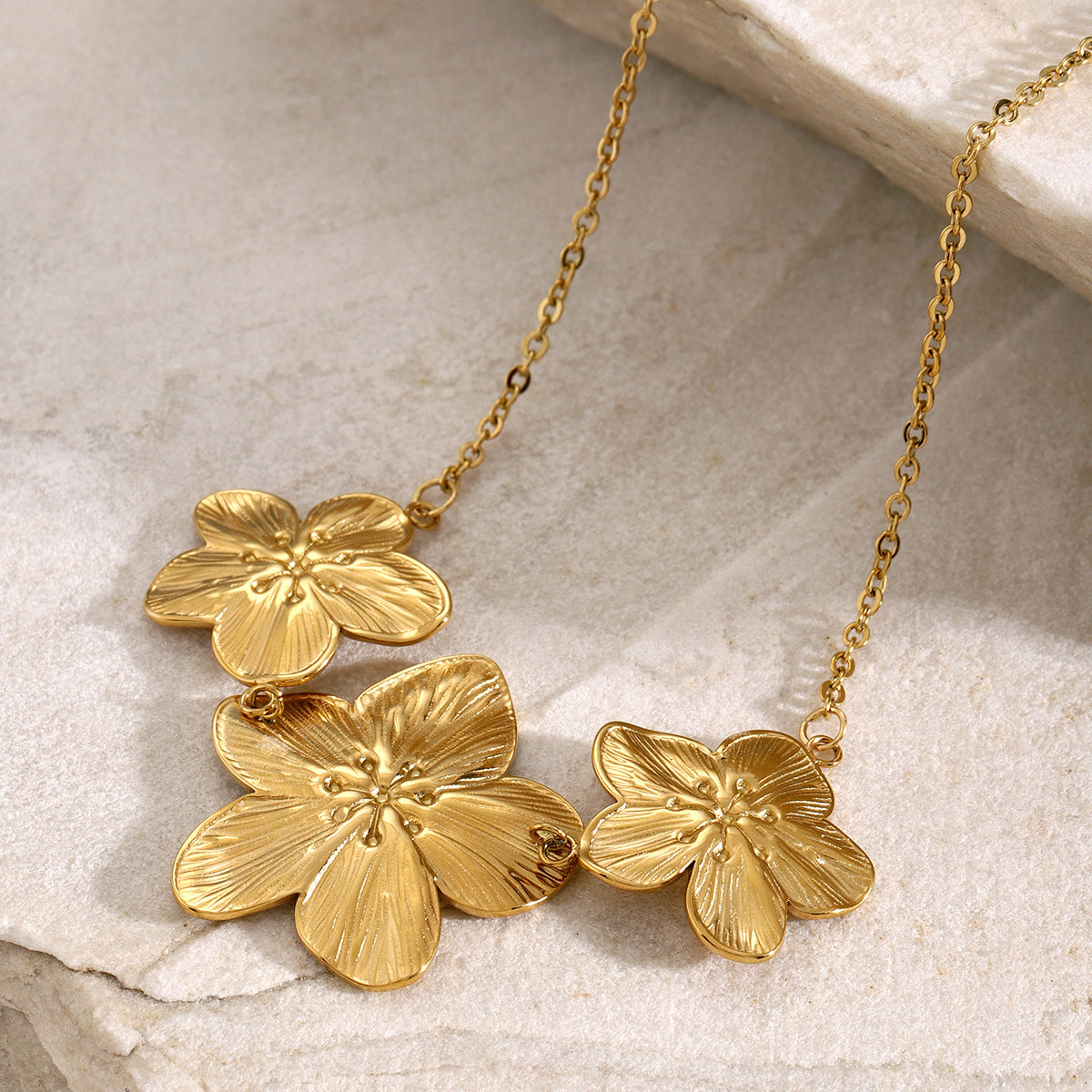 Collar tres flores