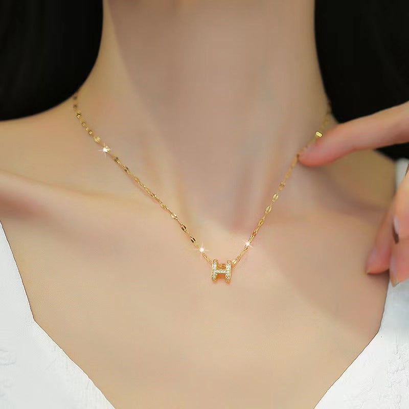 Colar elegante com letra H em aço titânio para mulheres
