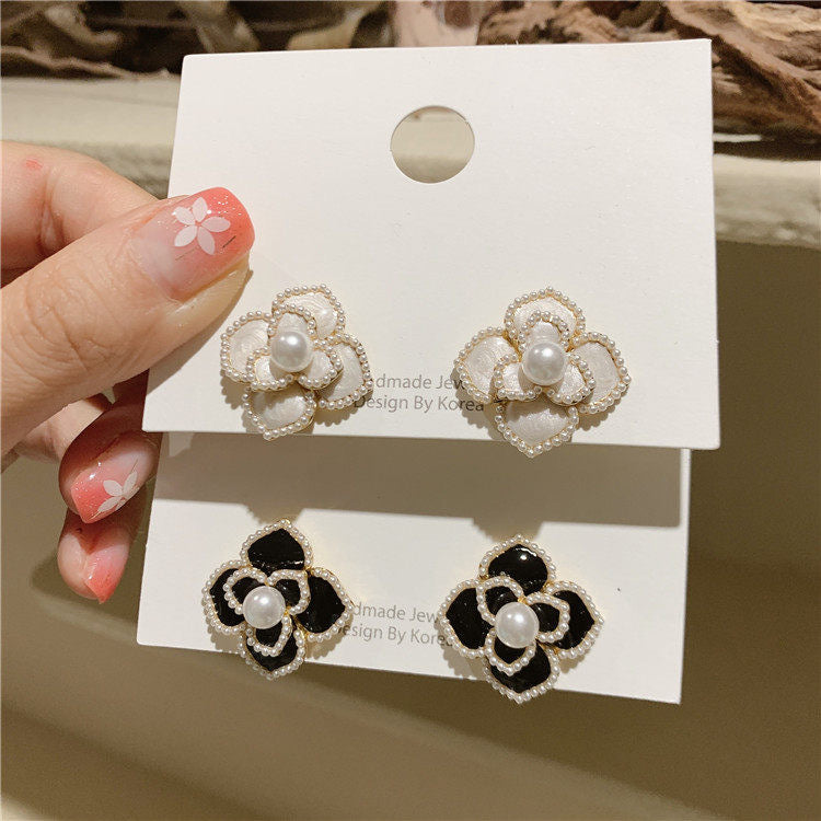 Pendientes de camelia con perlas de moda