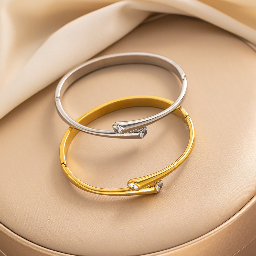 Pulseira moderna de ouro, cruz irregular, estilo amplo