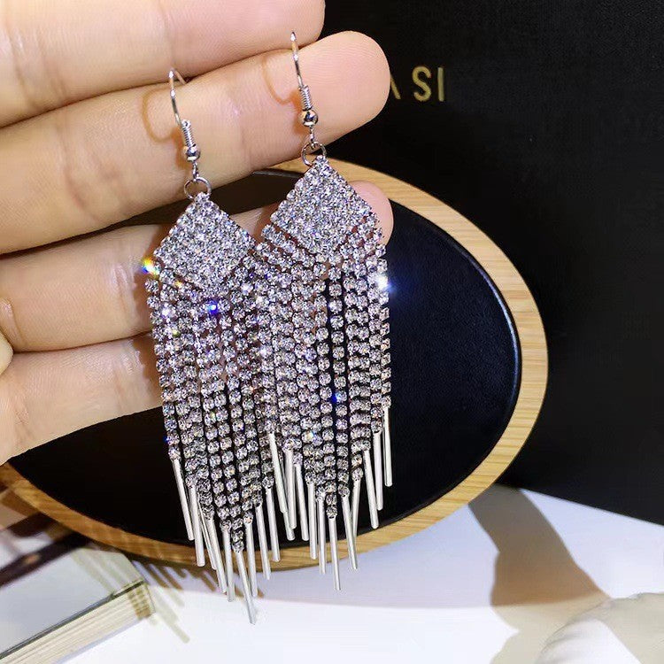 Exaggerated fashion long earrings