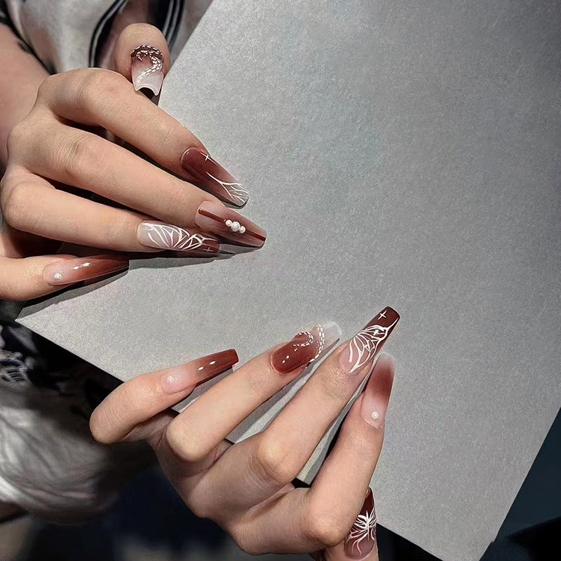 Uñas de mariposa con estampado de serpiente simplificado
