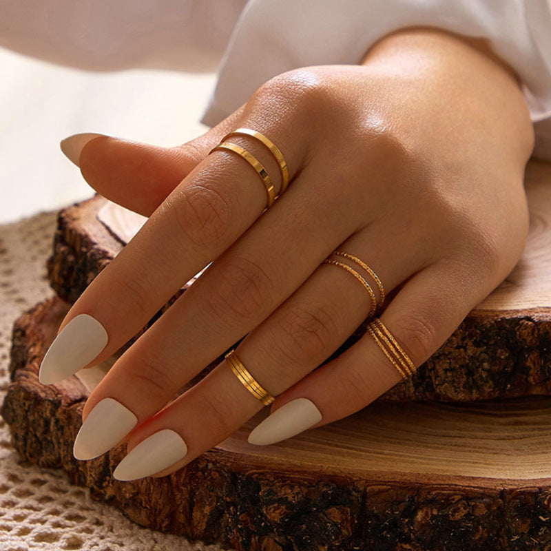 Ten-piece set of rings and thin rings.