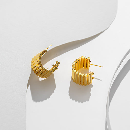 Brincos de argola com design de engrenagem em aço inoxidável banhado a ouro 18K