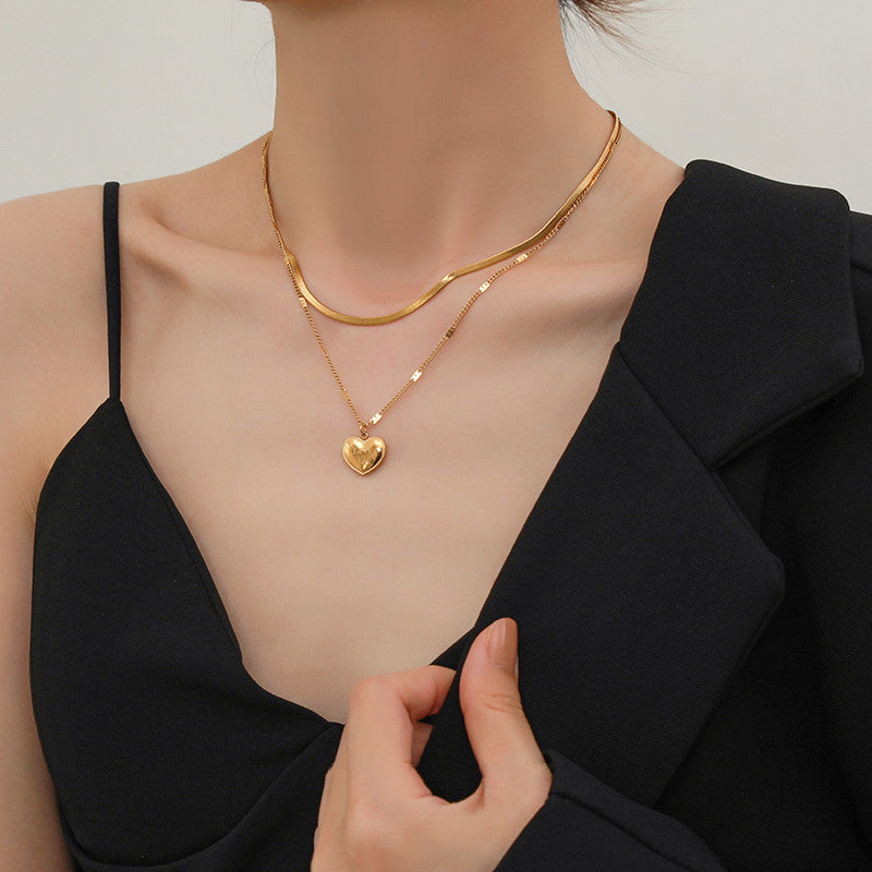 Collar de doble capa con corazón LOVE de acero titanio