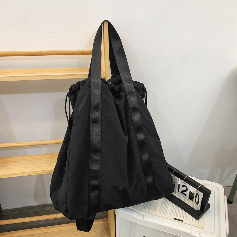 Mochila de mano en tejido de nailon de color liso