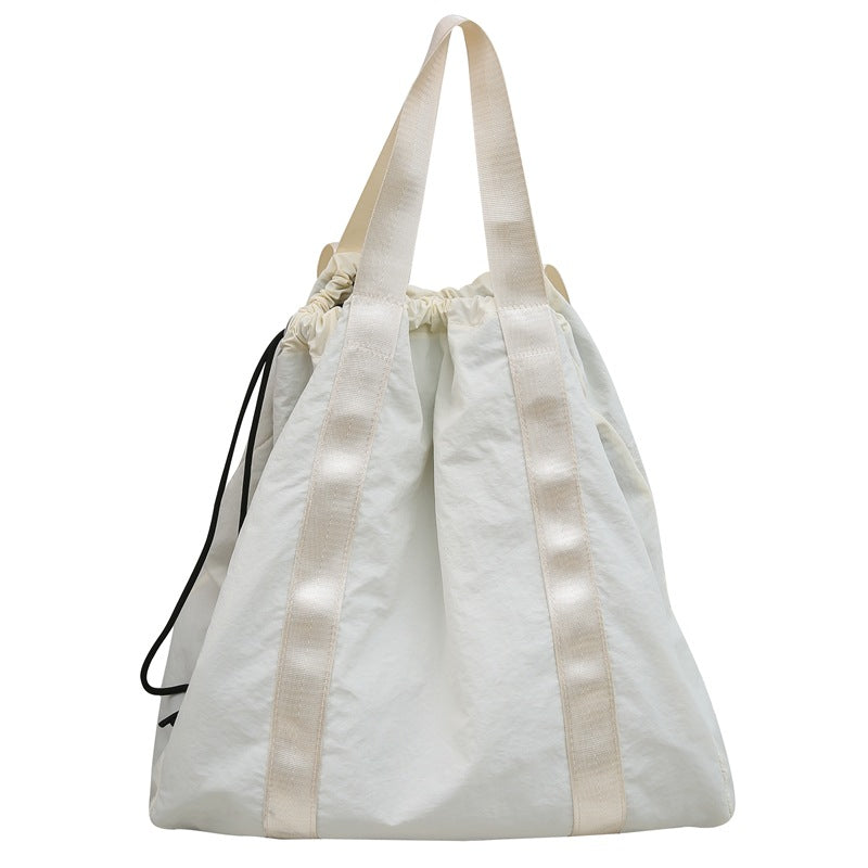 Mochila de mano en tejido de nailon de color liso