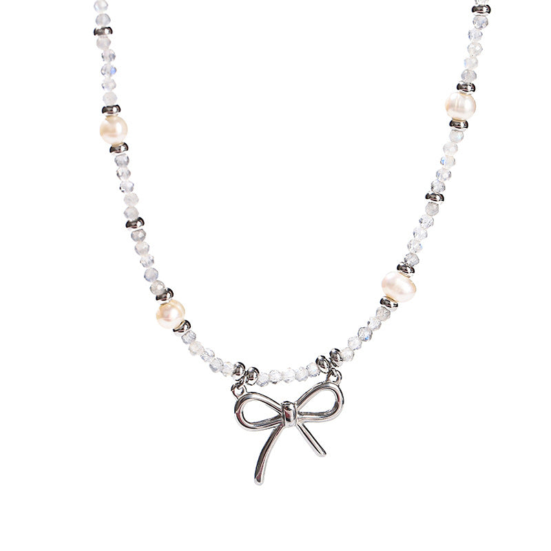 Collar de perlas barrocas de color gris natural con forma de luna