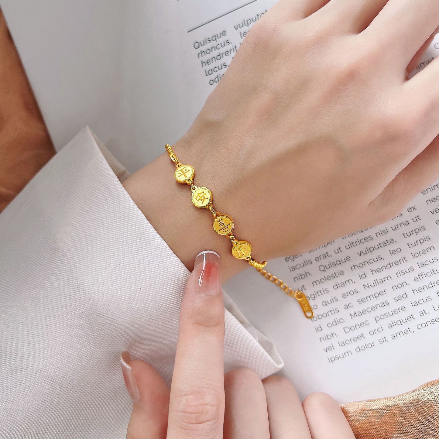 Pulseira feminina de aço titânio, sem desbotamento, paz e alegria, design pequeno e luxuoso, elegante e simples.
