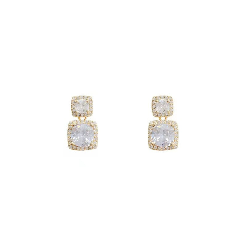 Exquisite and fashionable flash diamond square earrings.