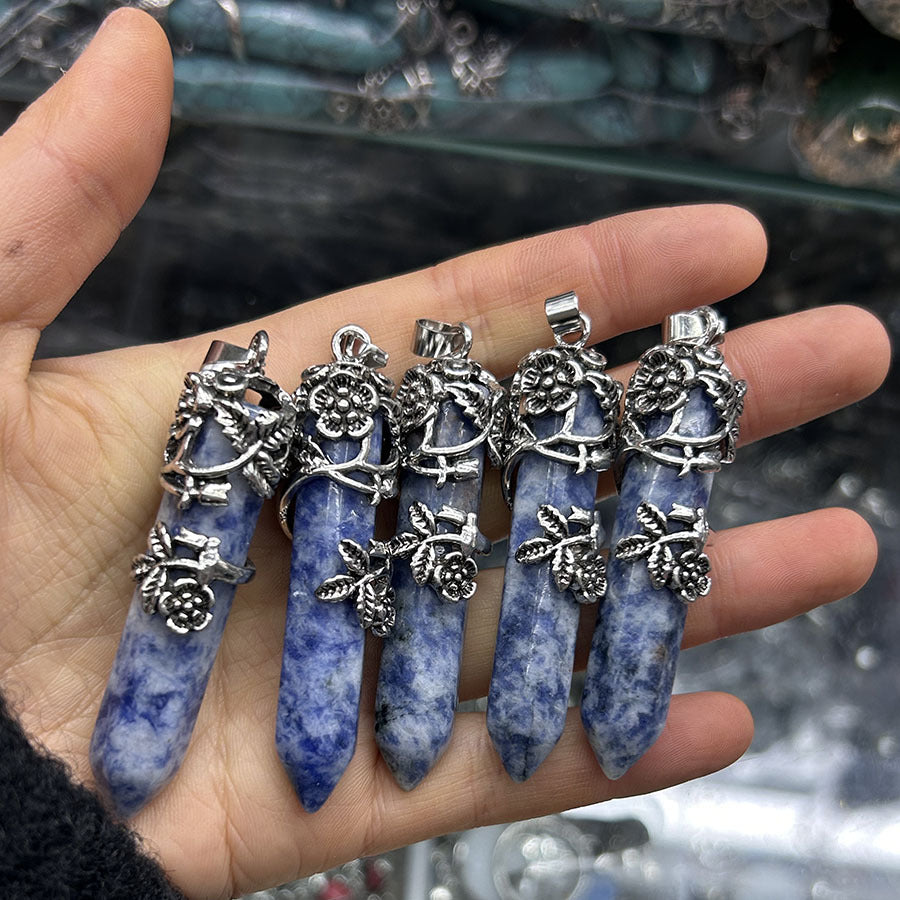 Colgante de rosa con columna hexagonal de flor de ciruelo de cristal