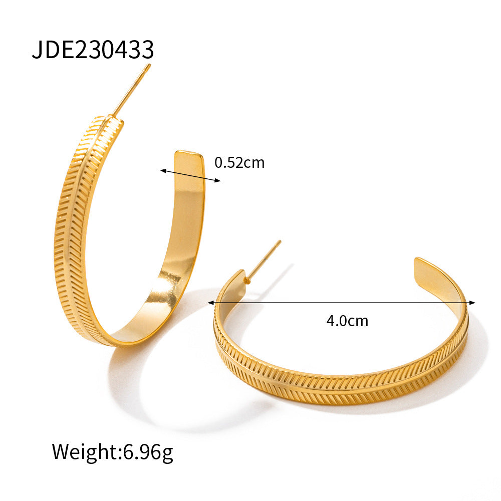 C-shaped geometric hoop earrings