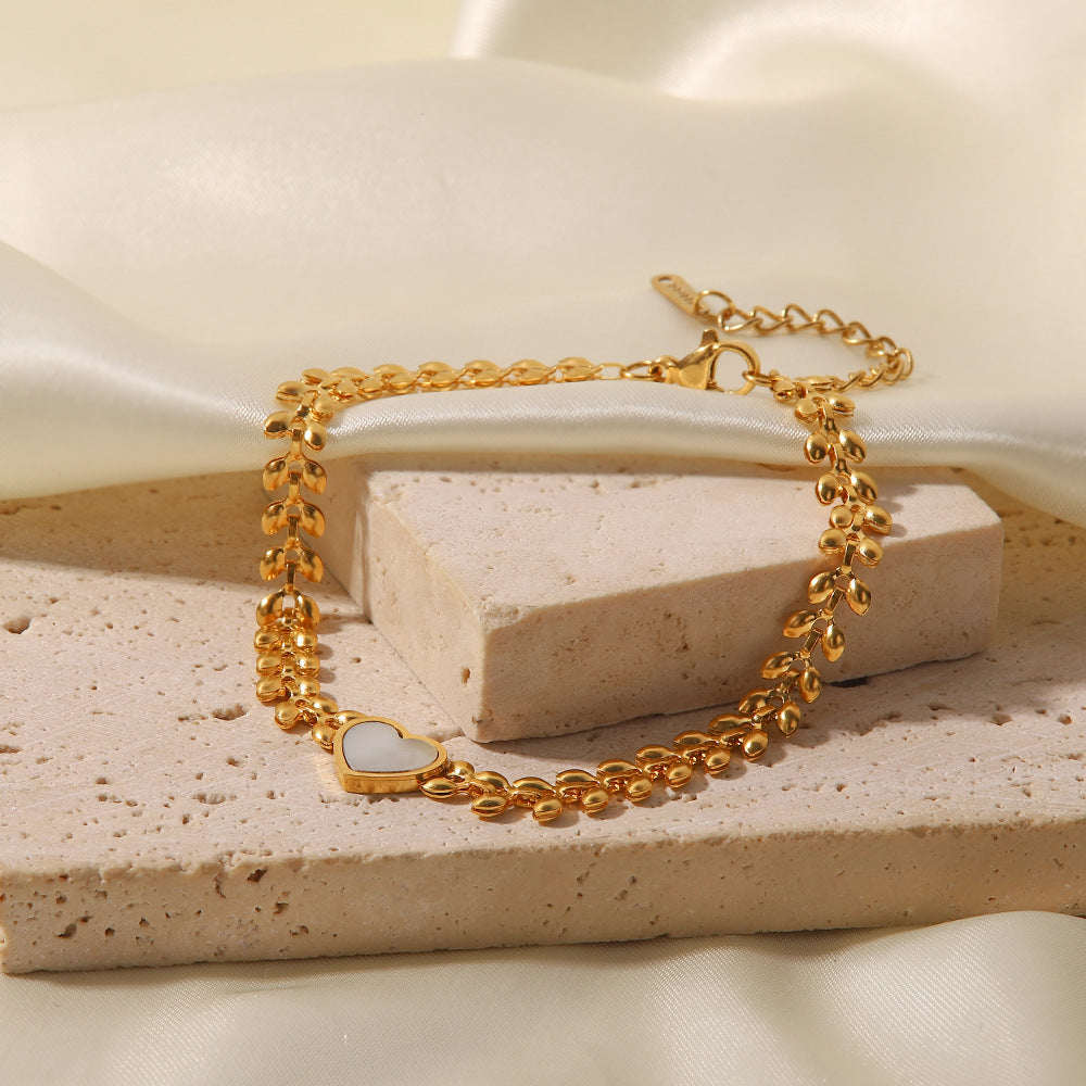 Pulsera de acero de titanio con corazón de amor y conchas marinas