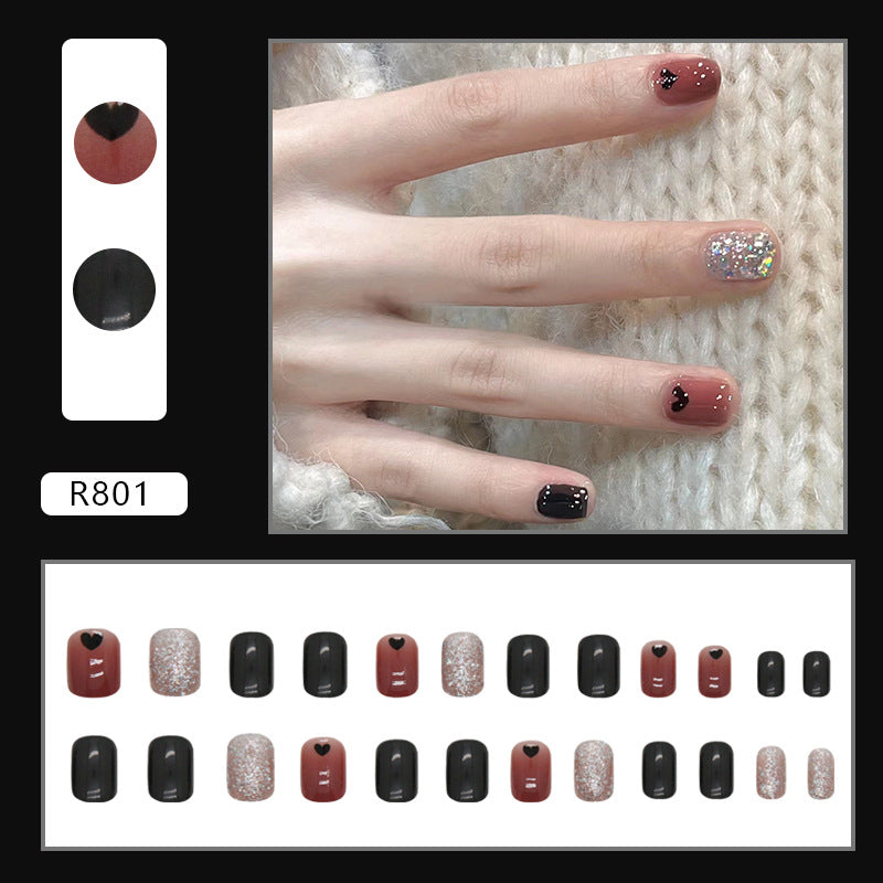 Uñas cortas con corazón negro y purpurina