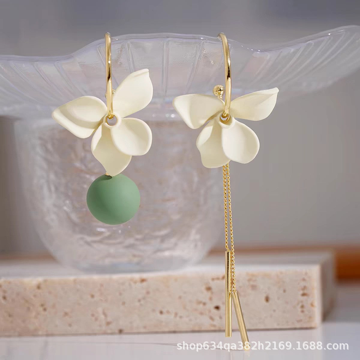 Pendientes de verano con flores blancas Pendientes asimétricos
