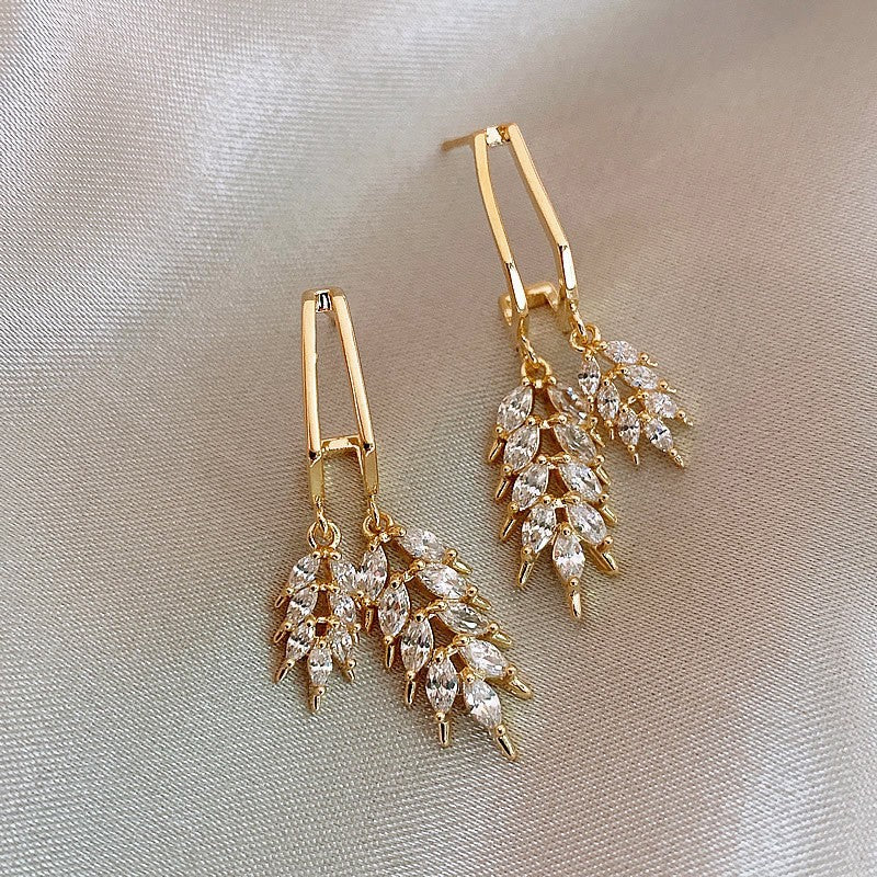 Pendientes de mujer con espigas de trigo llenas de diamantes