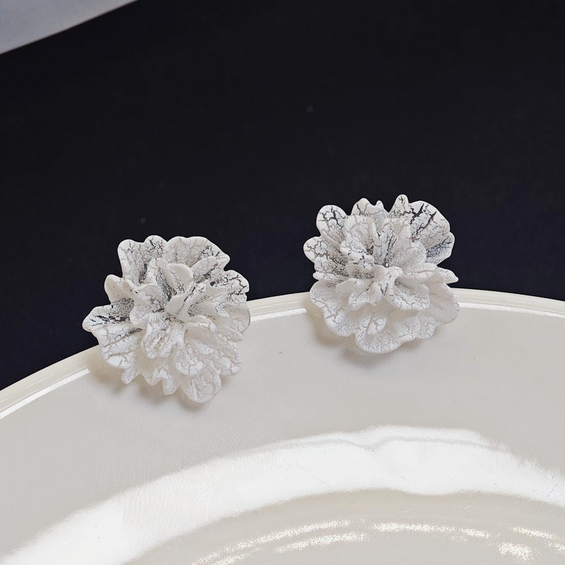 Pendientes con diseño de flor de camelia blanca