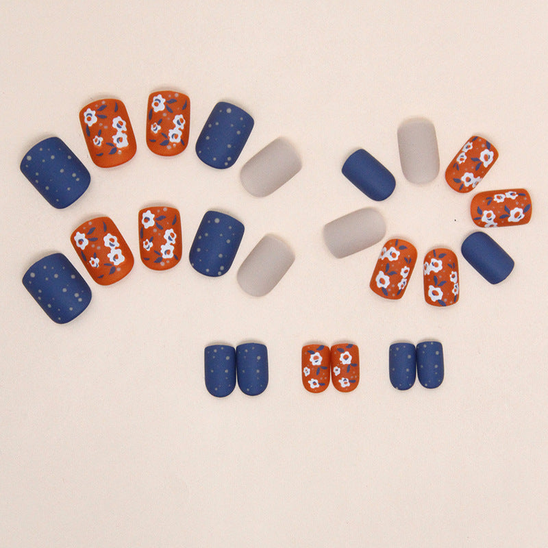 Uñas postizas cuadradas con diseño floral en tonos marrones y azules