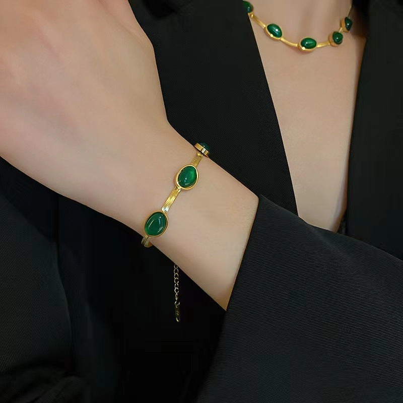 Pulsera de acero y titanio con piedras preciosas verdes estilo vintage