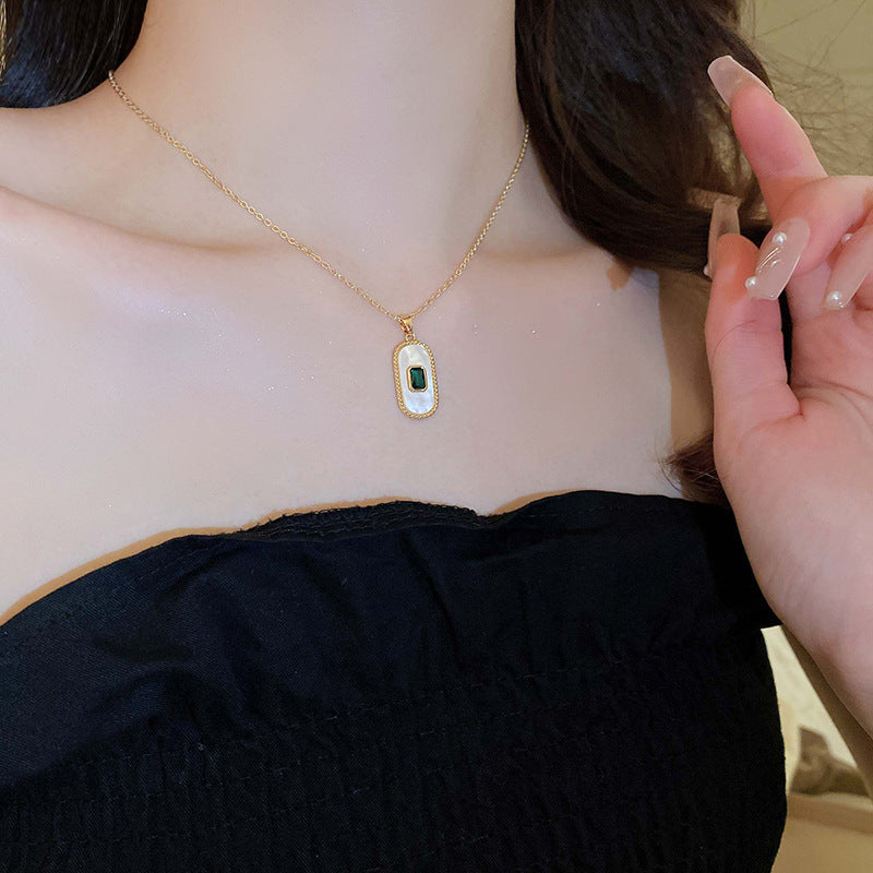 Oval zircon necklace