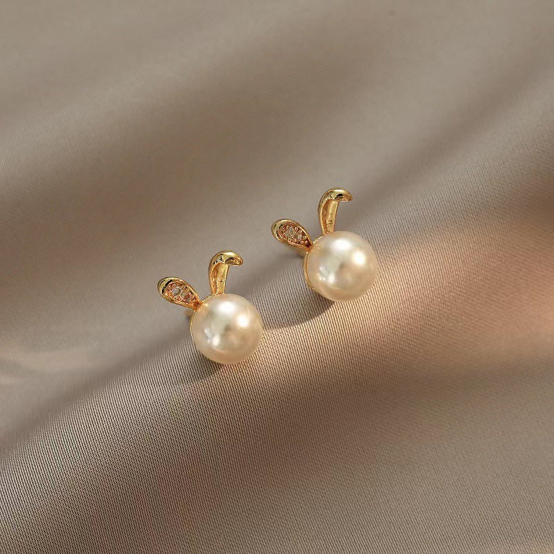 Silver needle rabbit pearl stud earrings
